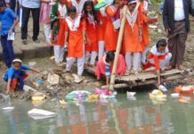নৌকা ভাসিয়ে অভিনব প্রতিবাদ