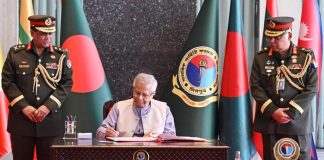 শান্তিপূর্ণ নির্বাচন আয়োজনে সামরিক বাহিনী ও পুলিশের সহায়তা চাইলেন প্রধান উপদেষ্টা বুধবার মিরপুর সেনানিবাসে ডিএসসিএসসি কমপ্লেক্সে সামরিক বাহিনী কমান্ড ও স্টাফ কলেজ পরিদর্শন বইয়ে স্বাক্ষর করেন প্রধান উপদেষ্টা অধ্যাপক মুহাম্মদ ইউনূস। ছবি : পিআইডি