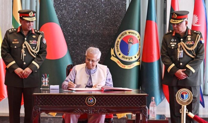 বুধবার মিরপুর সেনানিবাসে ডিএসসিএসসি কমপ্লেক্সে সামরিক বাহিনী কমান্ড ও স্টাফ কলেজ পরিদর্শন বইয়ে স্বাক্ষর করেন প্রধান উপদেষ্টা অধ্যাপক মুহাম্মদ ইউনূস। ছবি : পিআইডি
