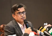 বাউলদের ওপর হামলাকারীদের গ্রেফতারে সাঁড়াশি অভিযান চলছে : শফিকুল আলম বৃহস্পতিবার উপদেষ্টা পরিষদের বৈঠক শেষে সংবাদ সম্মেলনে প্রধান উপদেষ্টার প্রেস সচিব শফিকুল আলম। ছবি : পিআইডি