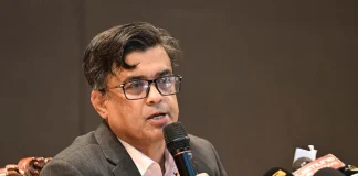 বাউলদের ওপর হামলাকারীদের গ্রেফতারে সাঁড়াশি অভিযান চলছে : শফিকুল আলম বৃহস্পতিবার উপদেষ্টা পরিষদের বৈঠক শেষে সংবাদ সম্মেলনে প্রধান উপদেষ্টার প্রেস সচিব শফিকুল আলম। ছবি : পিআইডি