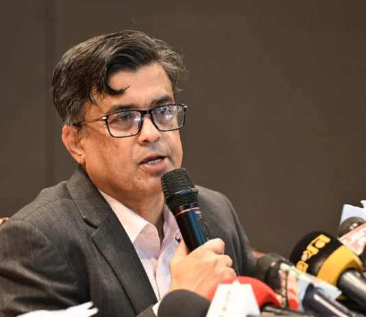 বৃহস্পতিবার উপদেষ্টা পরিষদের বৈঠক শেষে সংবাদ সম্মেলনে প্রধান উপদেষ্টার প্রেস সচিব শফিকুল আলম। ছবি : পিআইডি