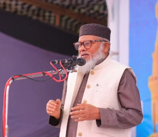 বৃহস্পতিবার বরিশালে ঐতিহাসিক চরমোনাই বার্ষিক ওয়াজ মাহফিলে ধর্ম উপদেষ্টা ড. আ ফ ম খালিদ হোসেন। ছবি : পিআইডি