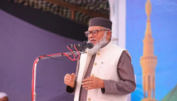 বৃহস্পতিবার বরিশালে ঐতিহাসিক চরমোনাই বার্ষিক ওয়াজ মাহফিলে ধর্ম উপদেষ্টা ড. আ ফ ম খালিদ হোসেন। ছবি : পিআইডি