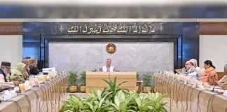 উপদেষ্টা পরিষদের বিশেষ সভায় খালেদা জিয়ার দ্রুত আরোগ্য কামনায় দোয়া ও মোনাজাত প্রধান উপদেষ্টা অধ্যাপক মুহাম্মদ ইউনূসের সভাপতিত্বে শনিবার প্রধান উপদেষ্টার কার্যালয়ে উপদেষ্টা পরিষদের একটি বিশেষ সভা অনুষ্ঠিত হয়। ছবি: পিআইডি