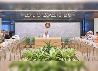 উপদেষ্টা পরিষদের বিশেষ সভায় খালেদা জিয়ার দ্রুত আরোগ্য কামনায় দোয়া ও মোনাজাত প্রধান উপদেষ্টা অধ্যাপক মুহাম্মদ ইউনূসের সভাপতিত্বে শনিবার প্রধান উপদেষ্টার কার্যালয়ে উপদেষ্টা পরিষদের একটি বিশেষ সভা অনুষ্ঠিত হয়। ছবি: পিআইডি