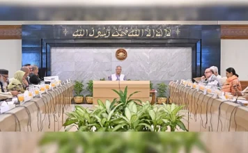 উপদেষ্টা পরিষদের বিশেষ সভায় খালেদা জিয়ার দ্রুত আরোগ্য কামনায় দোয়া ও মোনাজাত প্রধান উপদেষ্টা অধ্যাপক মুহাম্মদ ইউনূসের সভাপতিত্বে শনিবার প্রধান উপদেষ্টার কার্যালয়ে উপদেষ্টা পরিষদের একটি বিশেষ সভা অনুষ্ঠিত হয়। ছবি: পিআইডি