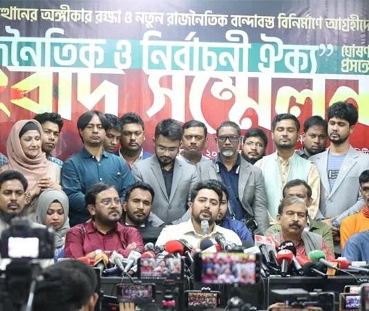 আজ ঢাকা রিপোর্টার্স ইউনিটিতে এক সংবাদ সম্মেলনে ‘গণতান্ত্রিক সংস্কার জোট’ এর ঘোষণা দেন নাহিদ ইসলাম। ছবি: বাসস